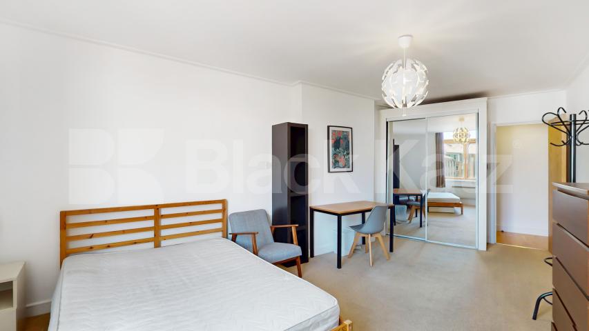 Stylish One-Bedroom Apartment in Prime Old Street Location – 764 Sq Ft City Road, Old Street